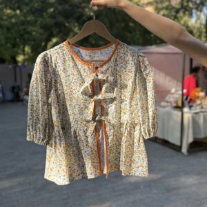 Bluza crem model flori mici