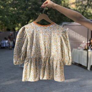 Bluza crem model flori mici spate