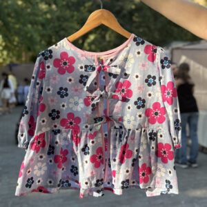 Bluza albastra flori roz