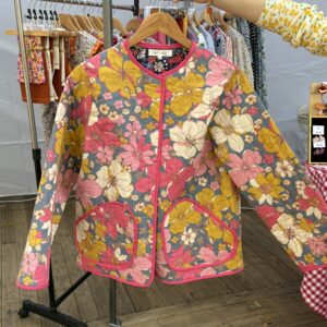 geaca matlasata roz cu flori